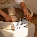 Personalisierte Name Design Töpferscheibe Werkzeughalter Rack mit 3 verstellbaren Schlitzen Keramik Zubehör Geburtstagsgeschenk für Keramiker Töpferei Liebhaber