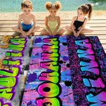 Personoitu graffitityylinen ylisuuri rantapyyhe nimellä täydellinen syntymäpäivälahja lapsille ja perheelle