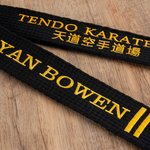 Personalisierte 1-4 Zeilen bestickt Text Karate Taekwondo Schwarzer Gürtel Geburtstag Schwarzer Gürtel Förderung Geschenk für Martial Arts Karate Taekwondo Liebhaber