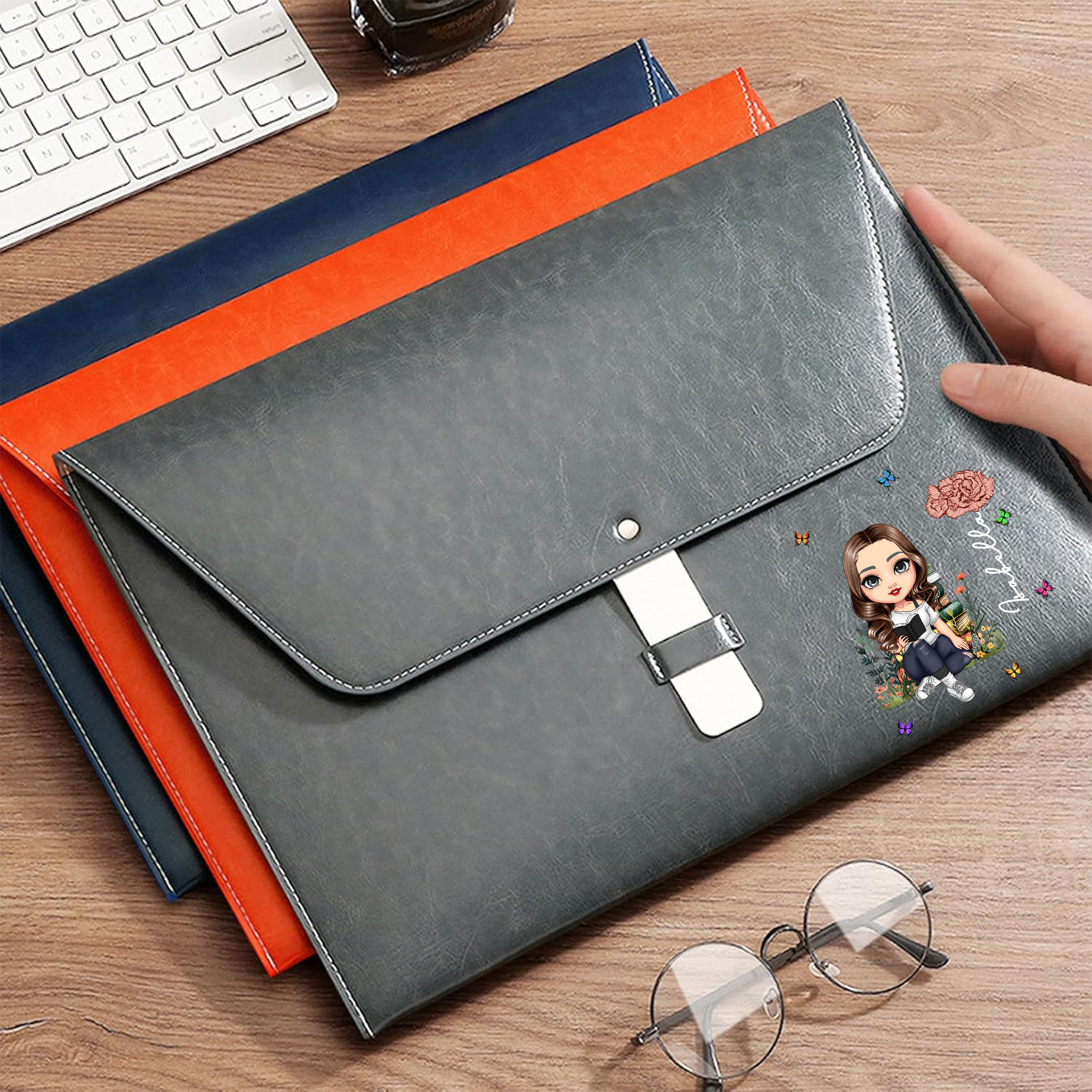 Personnalisé Personnage de dessin animé Fleur de naissance Porte-documents en cuir PU avec nom Fournitures de voyage d'affaires Cadeau d'anniversaire pour les rats de bibliothèque Famille