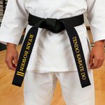 Personalisierte 1-4 Zeilen bestickt Text Karate Taekwondo Schwarzer Gürtel Geburtstag Schwarzer Gürtel Förderung Geschenk für Martial Arts Karate Taekwondo Liebhaber