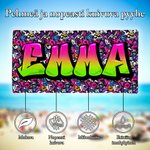 Personoitu graffitityylinen ylisuuri rantapyyhe nimellä täydellinen syntymäpäivälahja lapsille ja perheelle