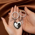 Personalisierte herzförmige schwarze Katze weiße Katze Tag Schlüsselanhänger mit anfänglichen täglichen Gebrauch Valentinstag Jahrestag Geschenk für Katzenliebhaber Freundin Freund