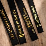 Personalisierte 1-4 Zeilen bestickt Text Karate Taekwondo Schwarzer Gürtel Geburtstag Schwarzer Gürtel Förderung Geschenk für Martial Arts Karate Taekwondo Liebhaber