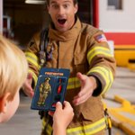 Henkilökohtainen valokuva 3D Effect Cartoon palomies poliisi akryyli avaimenperä osaston asema ja nimi Syntymäpäivälahja palomies poliisi