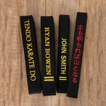 Personalisierte 1-4 Zeilen bestickt Text Karate Taekwondo Schwarzer Gürtel Geburtstag Schwarzer Gürtel Förderung Geschenk für Martial Arts Karate Taekwondo Liebhaber