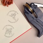 Gepersonaliseerd Vintage Traditioneel Magisch Grappig Patroon Roestvrij Staal Zwart Embossing Machine met Tekst Verjaardagsgeschenk voor Vrienden Schrijvers