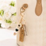 Personalised Birth Flower PU Leather Keychain with Engraved Name and Daisy Bead Pendant Wedding Party Birthday Gift for Bridesmaids Friends