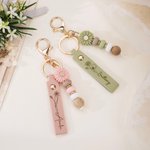 Personalised Birth Flower PU Leather Keychain with Engraved Name and Daisy Bead Pendant Wedding Party Birthday Gift for Bridesmaids Friends