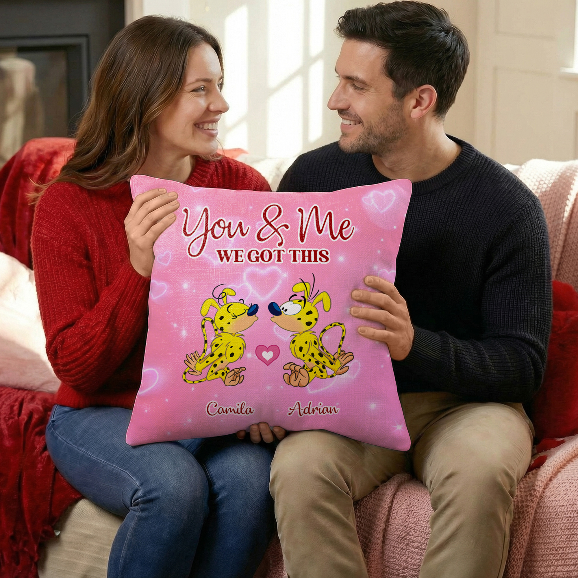 Taie d'oreiller personnalisée Toi & Moi Marsupilami à longue queue avec nom Cadeau Saint-Valentin pour couple Mari Femme | Callie × Marsupilami®.