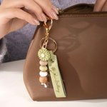 Personalised Birth Flower PU Leather Keychain with Engraved Name and Daisy Bead Pendant Wedding Party Birthday Gift for Bridesmaids Friends