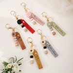 Personalised Birth Flower PU Leather Keychain with Engraved Name and Daisy Bead Pendant Wedding Party Birthday Gift for Bridesmaids Friends