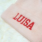 Gorro de punto personalizado suave con flor de nacimiento y nombre bordado accesorio diario regalo de cumpleaños para mujeres y hombres