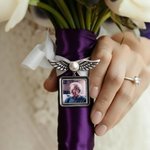 Spilla da bavero con ali di perla personalizzata con foto e testo inciso per il regalo commemorativo di matrimonio per la sposa e lo sposo