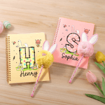 Personalisierte Osterhase Eier Initial Name A5 Spiral Notebook und Pom Puff Pen Set mit linierten Seiten Ostern Geschenk für Jungen Mädchen