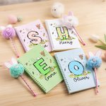 Personalisierte Osterhase Eier Initial Name A5 Spiral Notebook und Pom Puff Pen Set mit linierten Seiten Ostern Geschenk für Jungen Mädchen