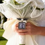 Spilla da bavero con ali di perla personalizzata con foto e testo inciso per il regalo commemorativo di matrimonio per la sposa e lo sposo