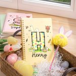 Personalisierte Osterhase Eier Initial Name A5 Spiral Notebook und Pom Puff Pen Set mit linierten Seiten Ostern Geschenk für Jungen Mädchen