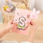 Personalisierte Osterhase Eier Initial Name A5 Spiral Notebook und Pom Puff Pen Set mit linierten Seiten Ostern Geschenk für Jungen Mädchen