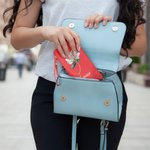 Cartera personalizada de cuero PU con flor de nacimiento y nombre portátil y muñequera regalo de cumpleaños para mujeres