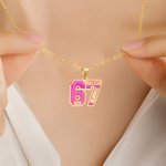 Collier émaillé personnalisé Six Sept Gestes avec nom et initiale Bijoux de style quotidien Cadeau d'anniversaire pour les adolescents de la génération Z