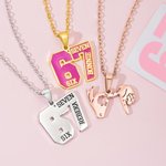 Collier émaillé personnalisé Six Sept Gestes avec nom et initiale Bijoux de style quotidien Cadeau d'anniversaire pour les adolescents de la génération Z