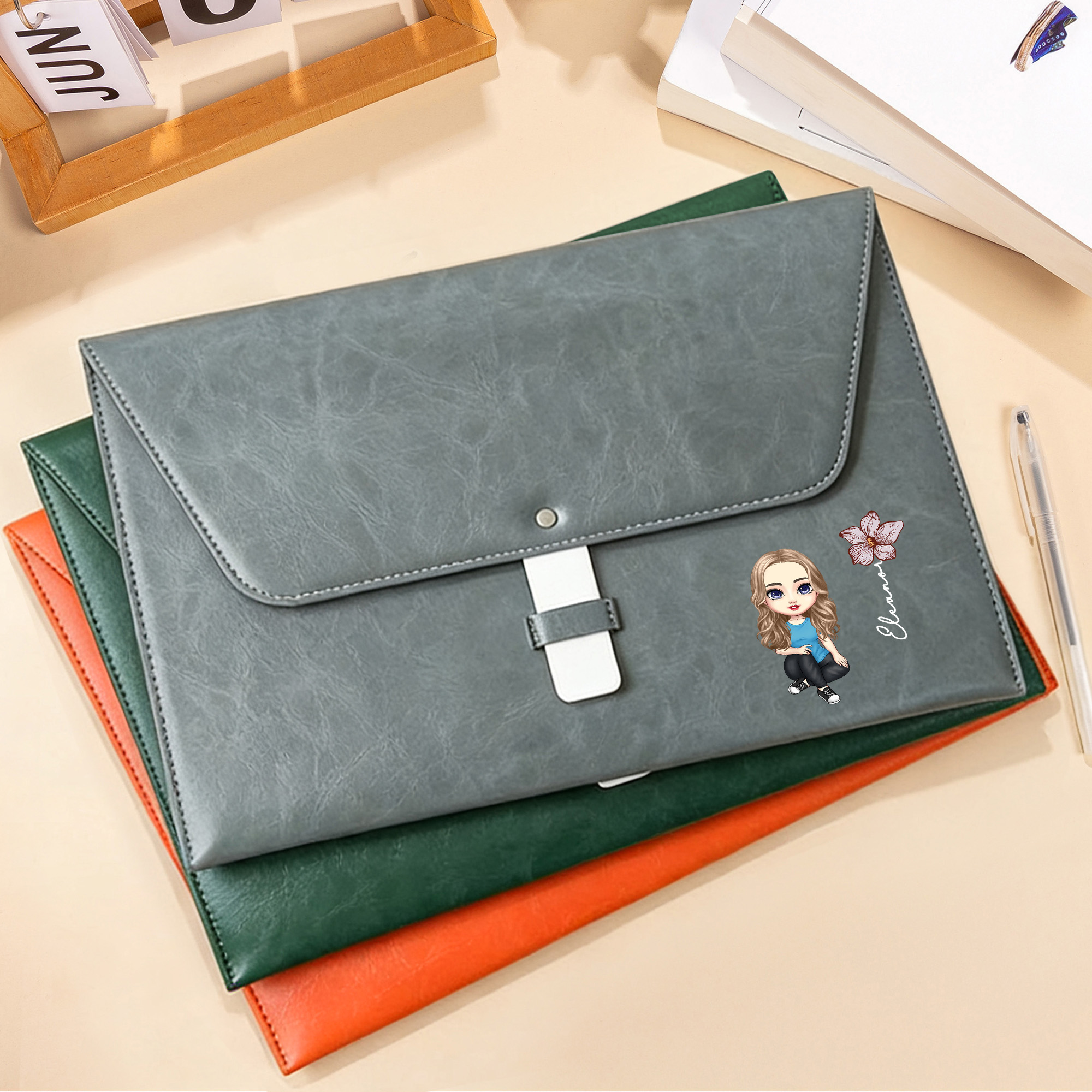 Personnalisé Cartoon Character Birth Flower PU Leather File Folder Briefcase with Name Portable Business Trip Supplies Birthday Gift for Staff