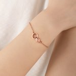 Bracciale personalizzato minimalista con nome inciso Dainty Jewelry Regalo di compleanno e anniversario per gli amici della famiglia