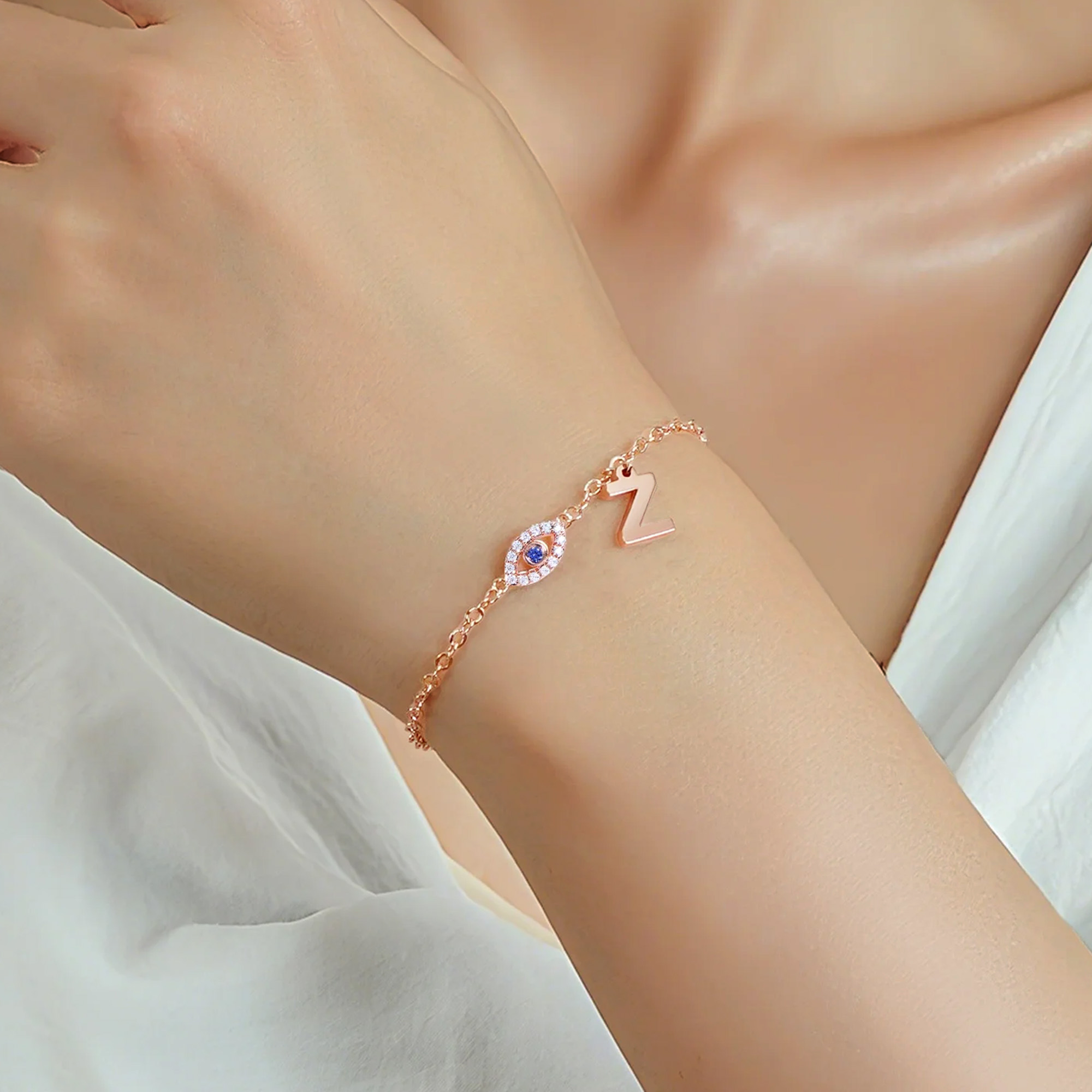 Bracelet personnalisé avec l'initiale de l'oeil maléfique Cadeau d'anniversaire pour ami(e) et famille