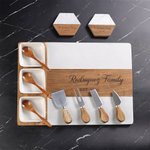Conjunto de tablas de cortar y posavasos personalizado de mármol con nombre y fecha hecho en EE. UU. regalo de mudanza para familia