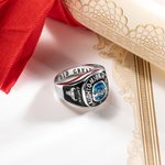 Bague de Chevalière Personnalisée avec Pierre de Naissance et Gravures de Textes et Motifs Cadeau Fin d'Études pour Diplômé de l'École