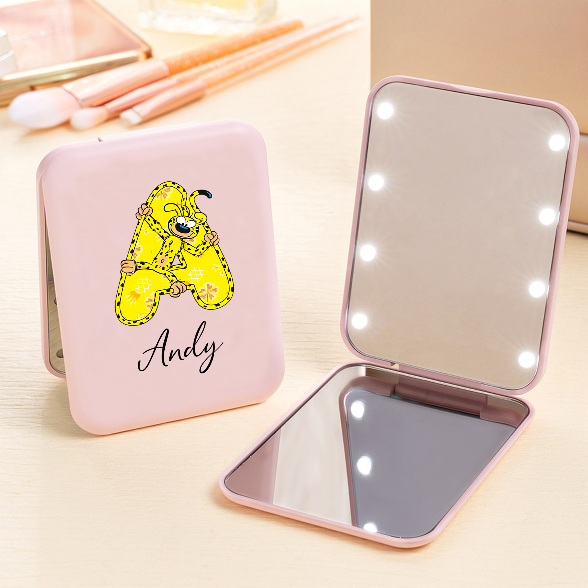 Miroir de poche à double face 1X 2X LED pour maquillage personnalisé avec nom Cadeau d'anniversaire pour femmes | Callie × Marsupilami®.
