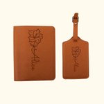 Personligt läderpassfodral och bagagetagg med födelsedagsblommor och namn perfekt present för kvinnor och reseväsentlighet