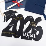 Signo de madera personalizado del libro de visitas del casquillo de la graduación del brillo con el nombre y el regalo de la decoración del partido de la graduación del año para la clase de 2026 gradu