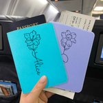 Personligt läderpassfodral och bagagetagg med födelsedagsblommor och namn perfekt present för kvinnor och reseväsentlighet