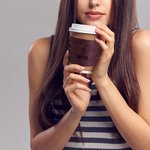 Personlig kaffekoppshylsa i läder med graverat namn Passar 10 oz - 20 oz koppar Daglig användning Jubileum Uppmuntrande present till kaffeälskare Arbetare