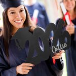 Signo de madera personalizado del libro de visitas del casquillo de la graduación del brillo con el nombre y el regalo de la decoración del partido de la graduación del año para la clase de 2026 gradu