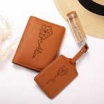 Personligt läderpassfodral och bagagetagg med födelsedagsblommor och namn perfekt present för kvinnor och reseväsentlighet