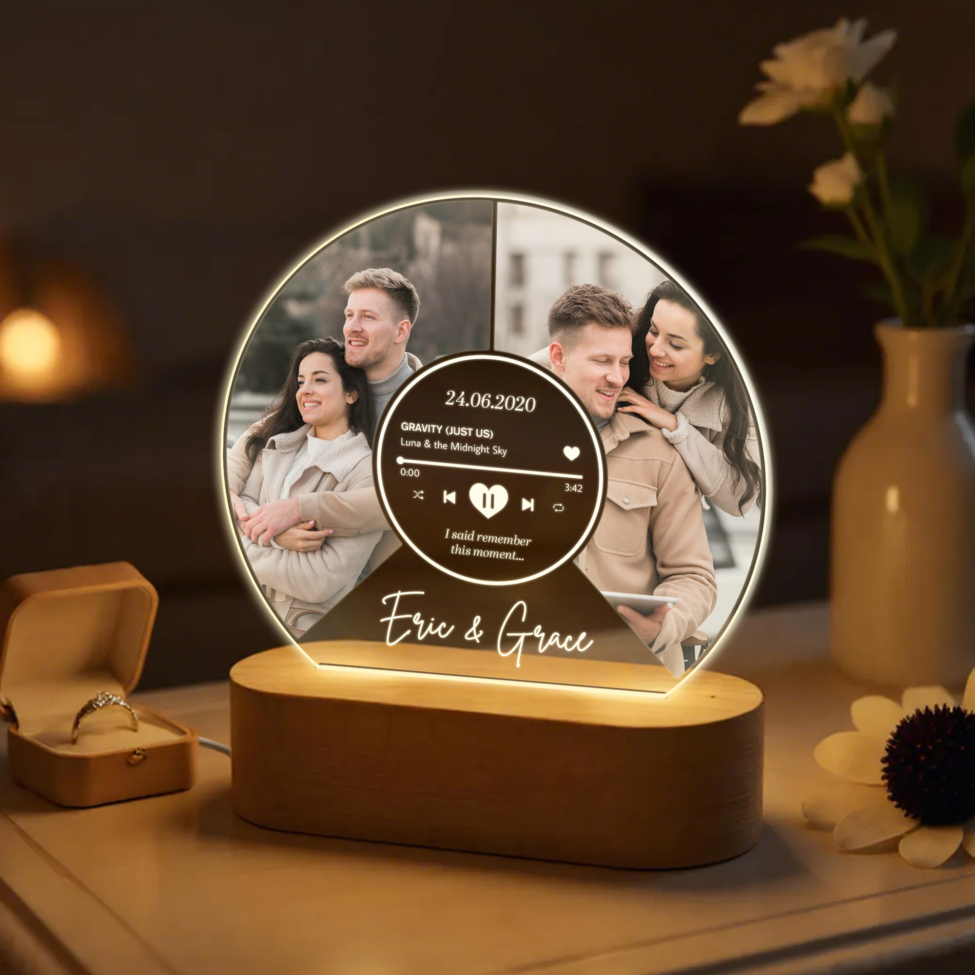 Personnalisé 2-4 Photos Couple Lecteur de Musique LED Veilleuse avec Noms et Base en Bois Décoration Maison Saint Valentin Anniversaire Cadeau d'Anniversaire pour Couple