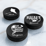 Personlig ishockeyhjälm Stick Player Silhouette Design Ice Hockey Puck med namn Ice Rink Game Day Team Present för ishockeyspelare älskare