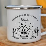 Personlig Home Is Where We Park It Campfire Mountain Forest Design 12 oz Emaljmugg med namn Jubileum Födelsedagspresent för par