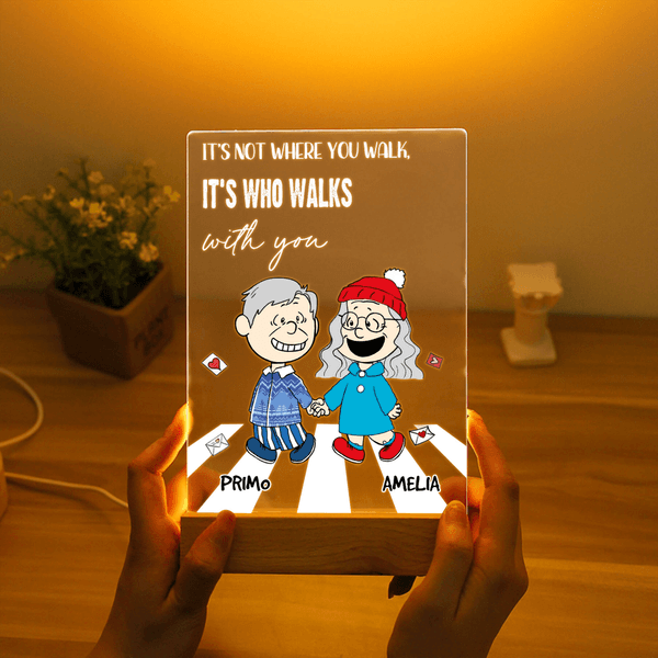 Henkilökohtainen sarjakuva pari 4-väri akryyli LED-yövalo nimellä ja puinen pohja Syntymäpäivä Ystävänpäivä Vuosipäivä lahja pariskunnalle