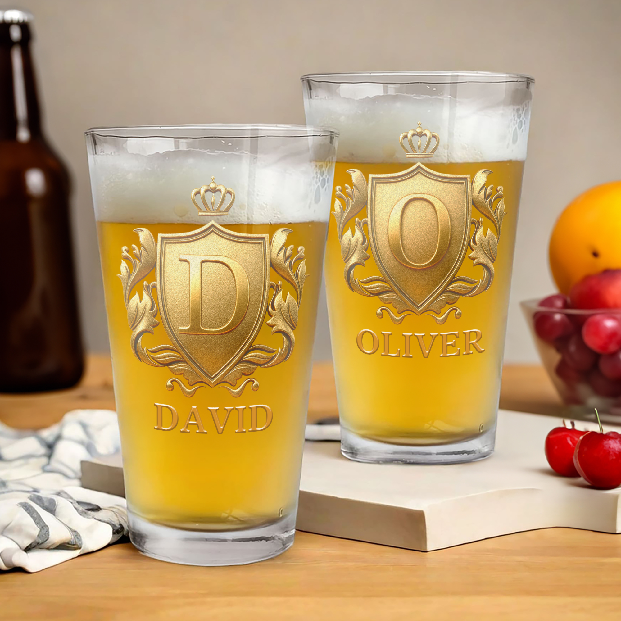 Verre à bière personnalisé Golden Shield Initial 16 oz avec nom Cadeau de pendaison de crémaillère Cadeau d'anniversaire pour la famille Amateur de bière