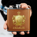 Personifierad Retro Crown Badge Design 6 oz rostfritt stål spritflaska med 3D-effekt Initial och namn Alla hjärtans dag Födelsedagspresent till make