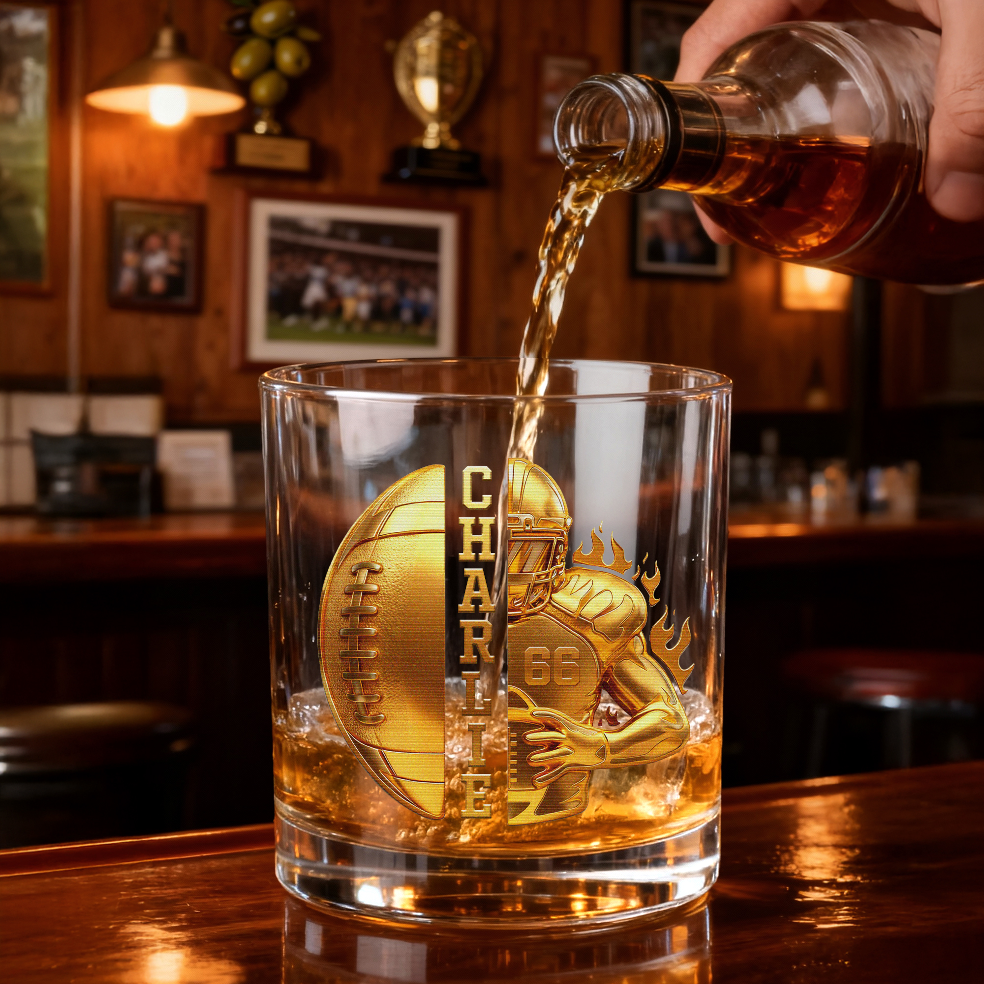Verre à whisky 10 oz personnalisé avec nom et numéro pour joueur de football en or Cadeau d'anniversaire de fête des pères pour homme barman amateur de whisky