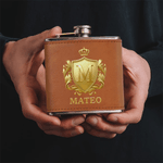 Personifierad Retro Crown Badge Design 6 oz rostfritt stål spritflaska med 3D-effekt Initial och namn Alla hjärtans dag Födelsedagspresent till make