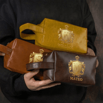 Personlig Heraldic Monogram Crest PU läder necessär med initialer och namn reseaccessoarer Födelsedagspresent för män