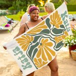 Personoitu rantapyyhe pehmeästä mikrokuitukankaasta kukkakuosilla ja nimellä täydellinen matkailu syntymäpäivä tai kesälahja naisille