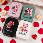 Personlig Sweet Cupid Angel PU läder smyckeskrin med namn och justerbar trefärgad LED-spegel Alla hjärtans dag Jubileumspresent för kvinnor