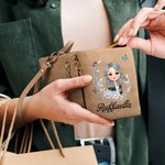 Portafoglio personalizzato con nome, personaggio animato e fiore di nascita in stile vintage - Regalo per compleanni e matrimoni per donne o ragazze